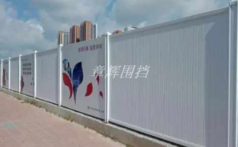 簡(jiǎn)易圍擋的顏色是否需要與周圍環(huán)境相協(xié)調(diào)？