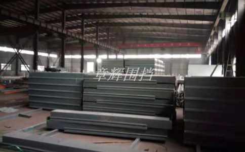 簡易圍擋在商業(yè)廣場和公共場所中的顏色和樣式應(yīng)該如何配置？（商業(yè)廣場與公共場所中簡易圍擋的色彩和樣式搭配建議）