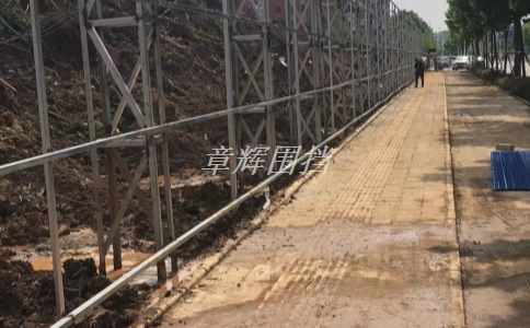 簡(jiǎn)易圍擋在高溫和強(qiáng)光環(huán)境下是否容易老化和褪色？（簡(jiǎn)易圍擋的耐久性與維護(hù)保養(yǎng)建議）