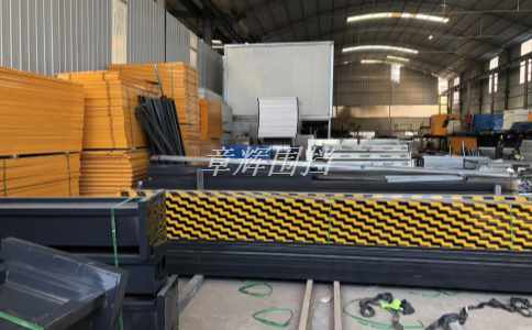 簡易圍擋在垃圾清運(yùn)和危險(xiǎn)廢物處理中的使用壽命如何？（垃圾清運(yùn)和廢物處理中簡易圍擋的定期維護(hù)與更新?lián)Q代策略）